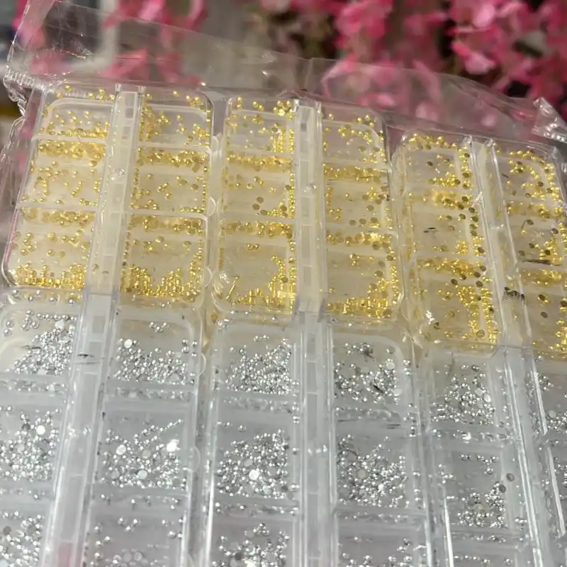 Caja de media perlas doradas y plateadas