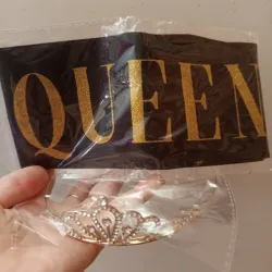 Banda para el cuerpo y tiara metálica