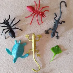 Bichos plásticos de juguete