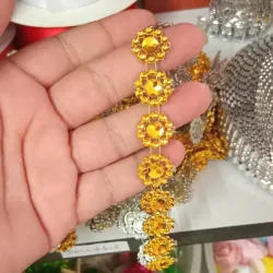 Cinta plástica 🌼 flor dorada 1mx