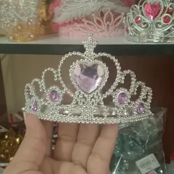 Corona plateada y morado corazón
