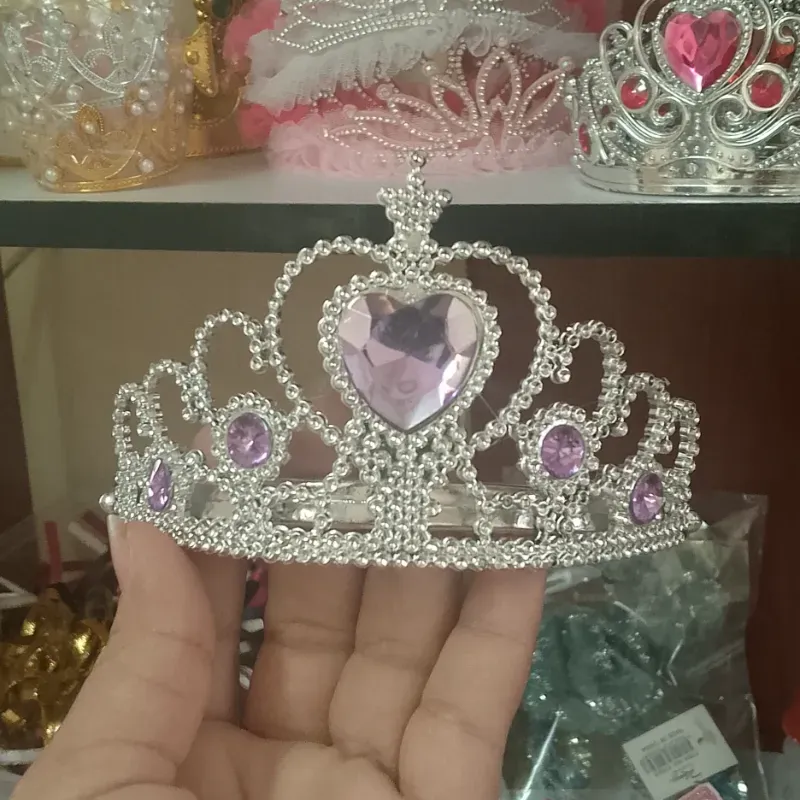 Corona plateada y morado corazón