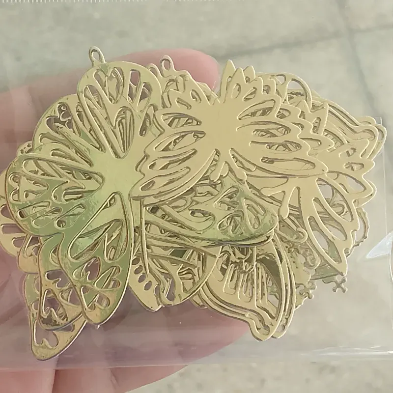Estuche mariposa metalizada dorado 27x