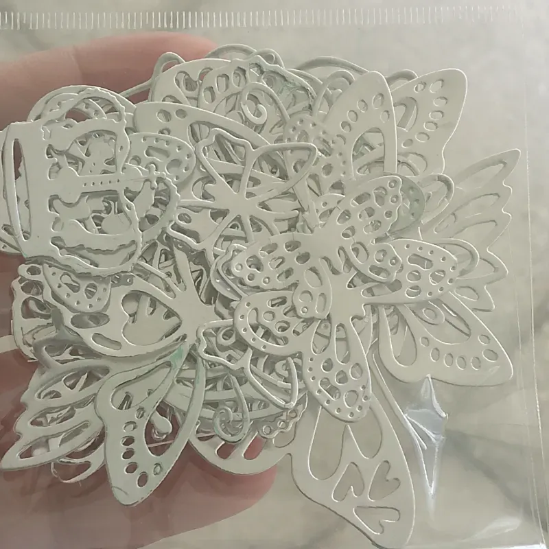Estuche mariposa metalizada plata 27x