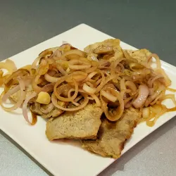 Bistec de cerdo Encebollado