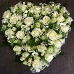 Arreglo fúnebre en forma de corazón 