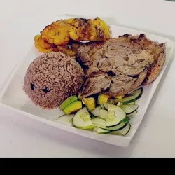 Bistec de cerdo grille +arroz +vianda frita +ensalada