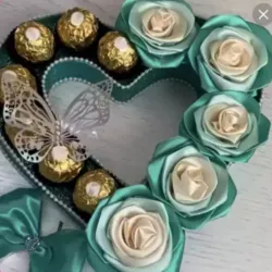 Caja corazón de 6 rosas y 10 bombones 