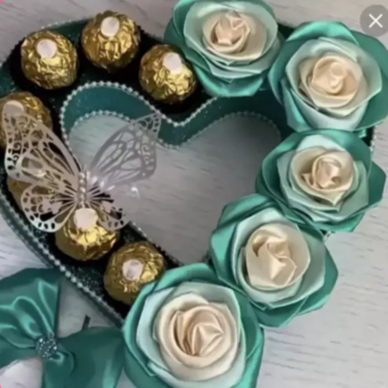 Caja corazón de 6 rosas y 10 bombones 