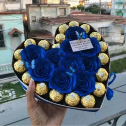 Caja corazón de 10 rosas y 19 bombones