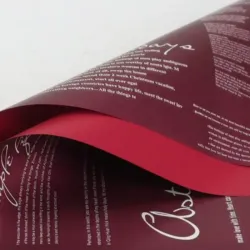 Papel rojo con letreros