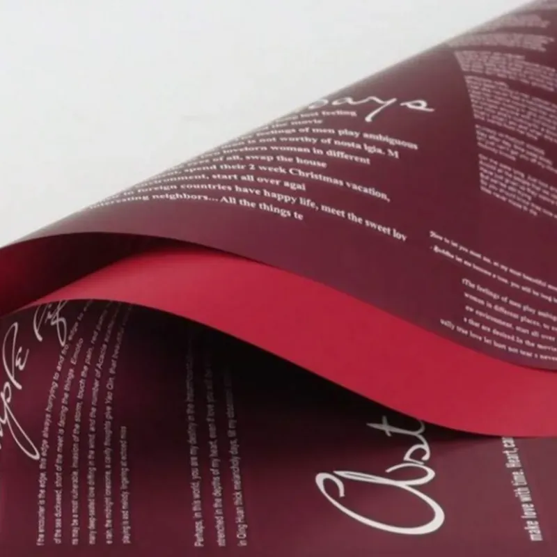 Papel rojo con letreros