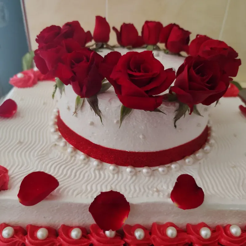 Cake de boda con rosas naturales 