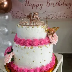 Pastel de 15 con decoración de rosas