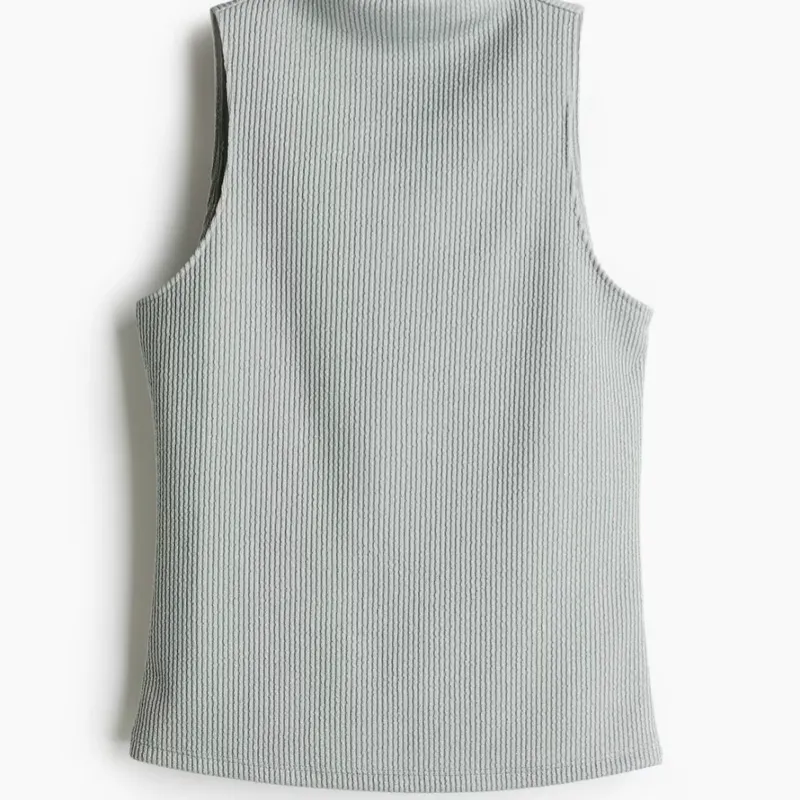 Blusa desmandada con cuello alto 