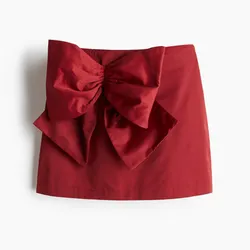 Falda roja con adorno de lazo
