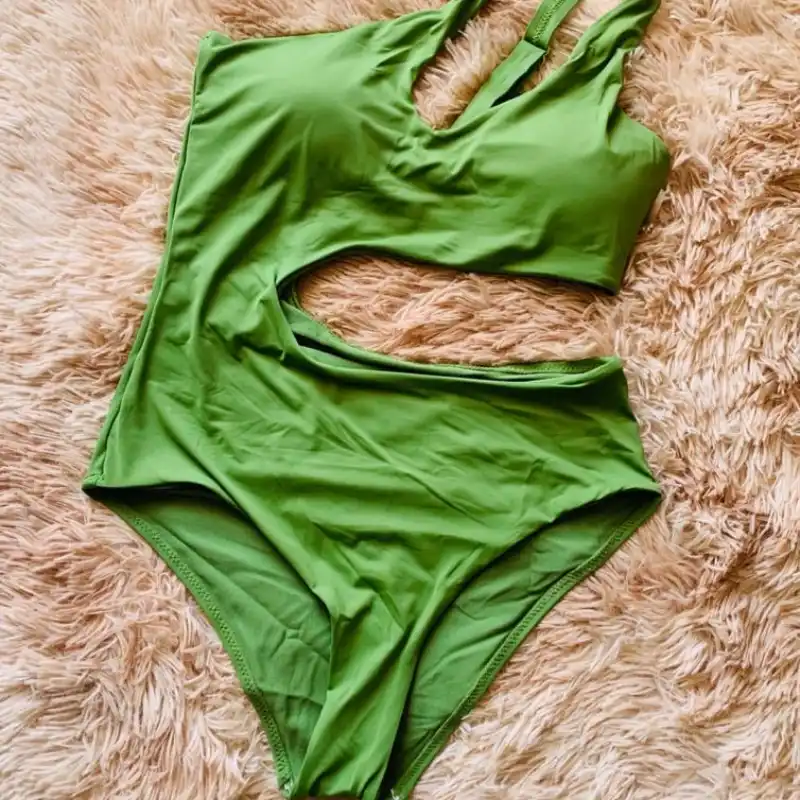 Trusa enteriza verde con escote en el abdomen