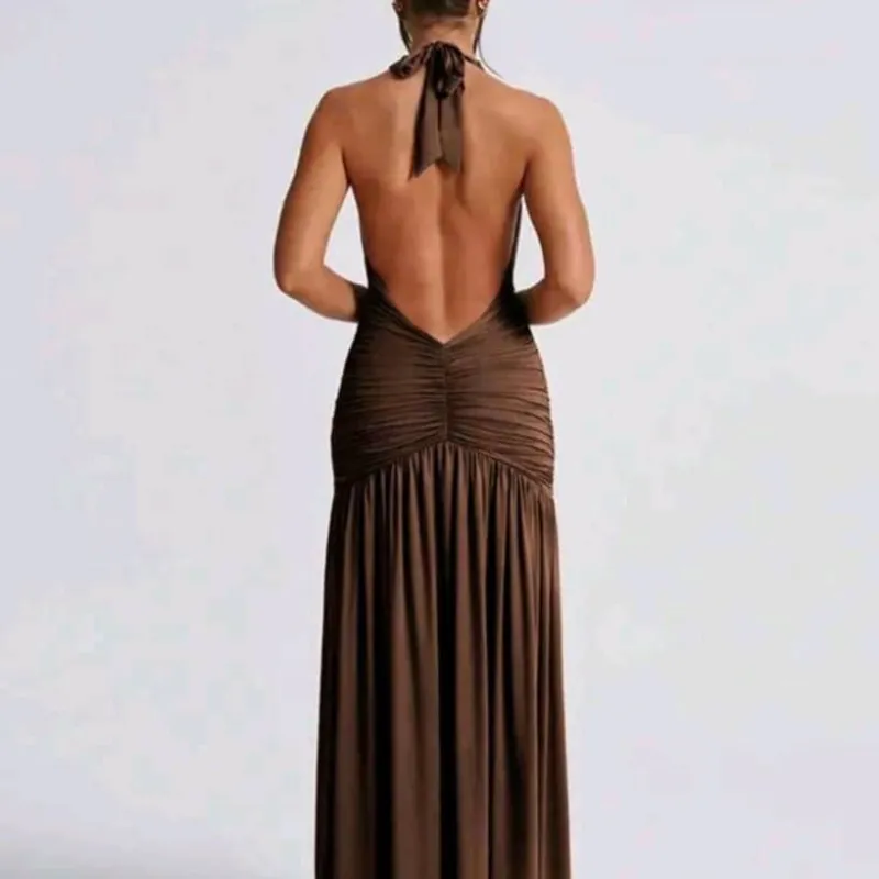 Vestido color marrón espalda afuera
