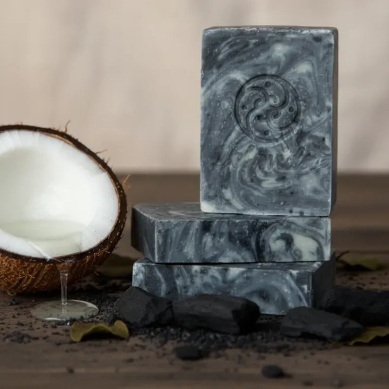 Jabón de carbón activado y leche de coco 
