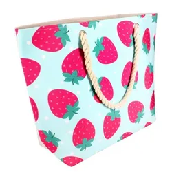 Bolso con estampado de fresas 