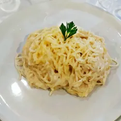 Espaguetis con salsa Alfredo