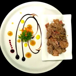 Puntas de res en salsa de bacon y champiñones