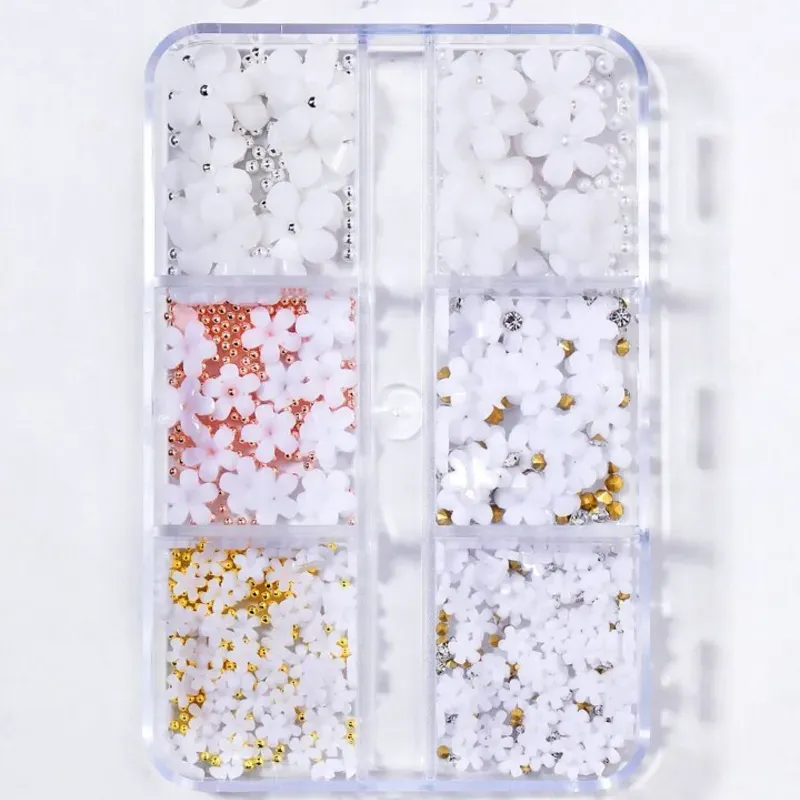 Cajas de 6 espacios con flores de resina blanca