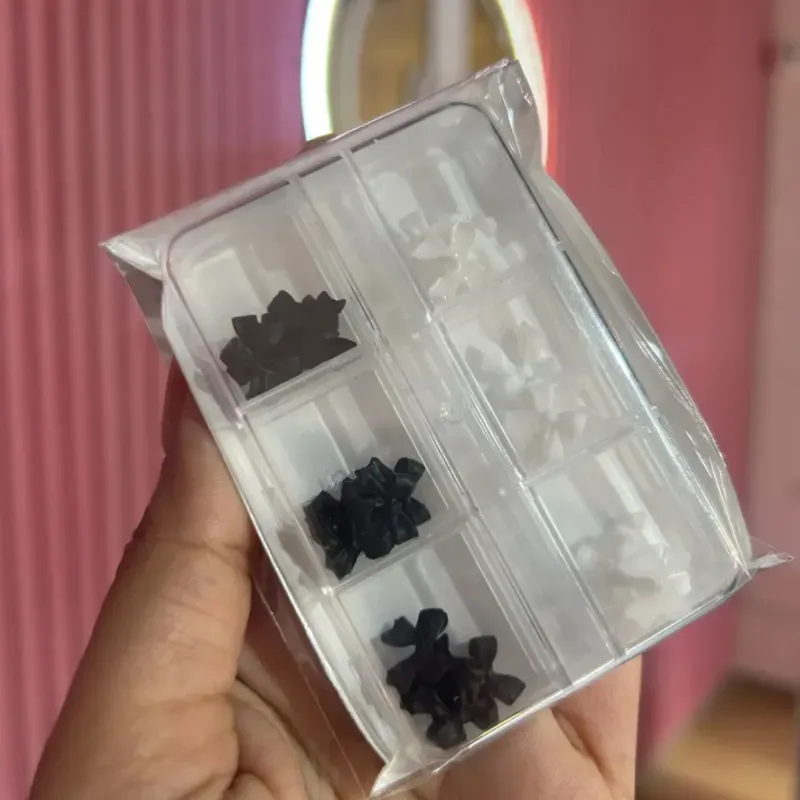 Cajita de lazos blancos y negros