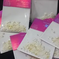 Medias perlas de formas con estoperoles 