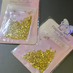 Medias perlas doradas