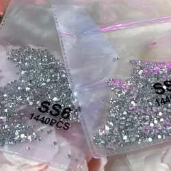 Sobre de piedras plateadas pequeñas ( todas el mismo # 4 y 6 )