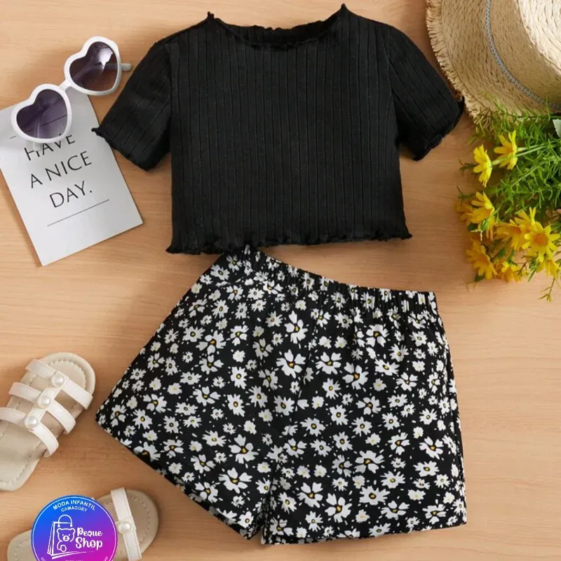 Blusa negra y short de margarita