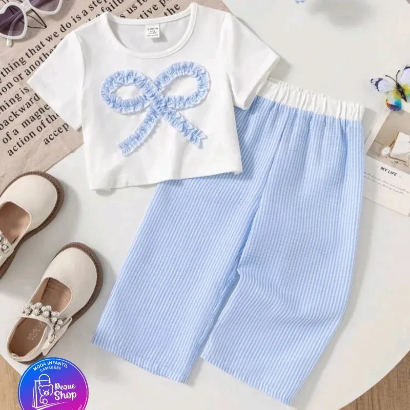 Pullover blanco y pantaloneta azul