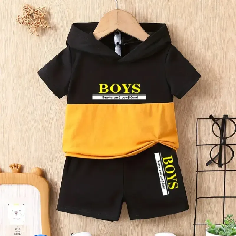 Pullover con capucha y short