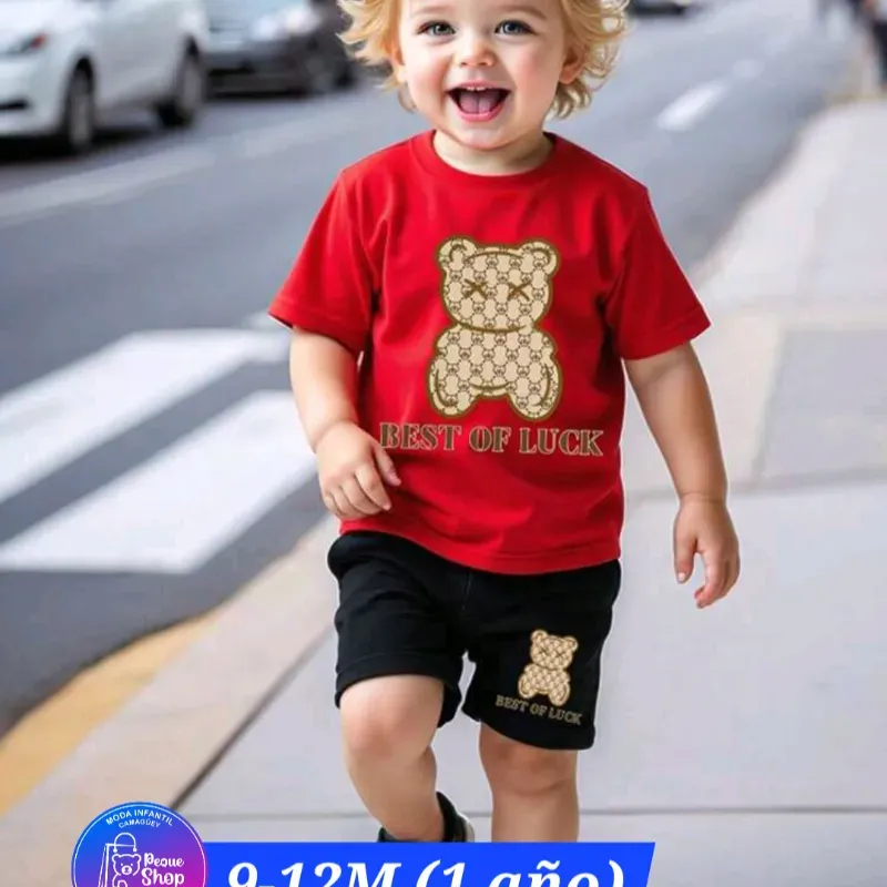 Pullover rojo, short negro