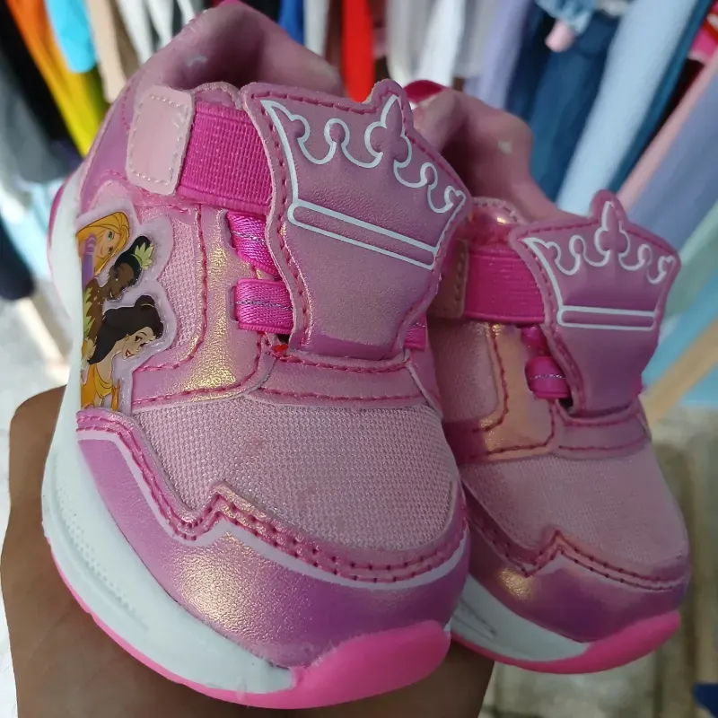 Zapatilla de niña pequeña.