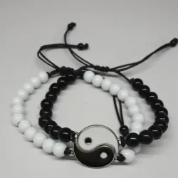 Pareja de pulseras con conector ying yang y cuentas 