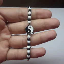 Pulsera con shakiras y conector de ying yang