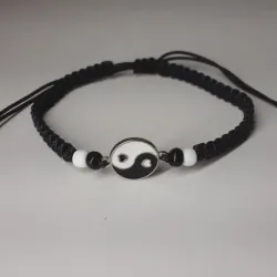 Pulsera tejida con conector ying yang 