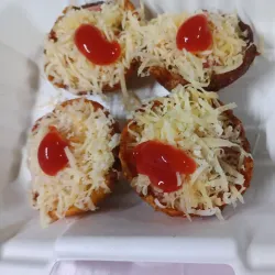 Tostones de Queso Gouda y Salchicha.