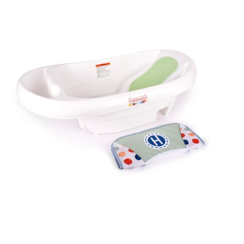 Bañadera blanca con accesorio