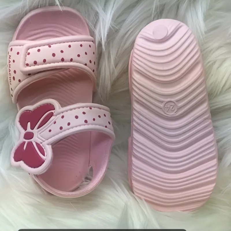 Sandalias engomadas con lazo