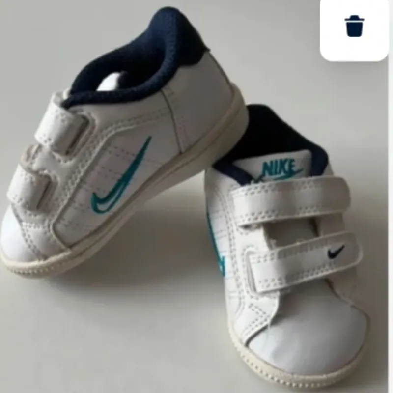 Zapatilla Nike de niño, blanca y azul y negras con azul y verde