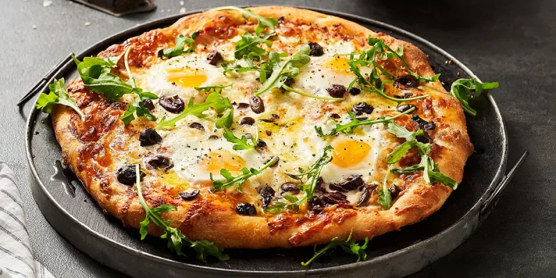 Pizza hecha a mano con huevos