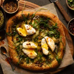 Pizza hecha a mano con huevos