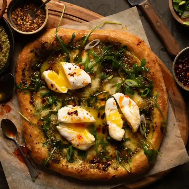 Pizza hecha a mano con huevos