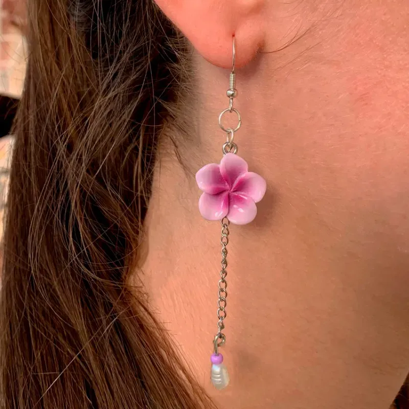 Aretes con flor hawaiana