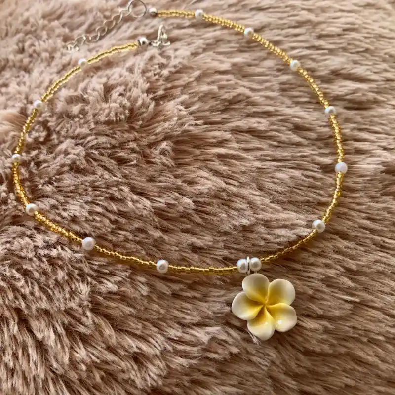 Collar con flor hawaiana 1