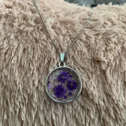 Collar con flores encapsuladas