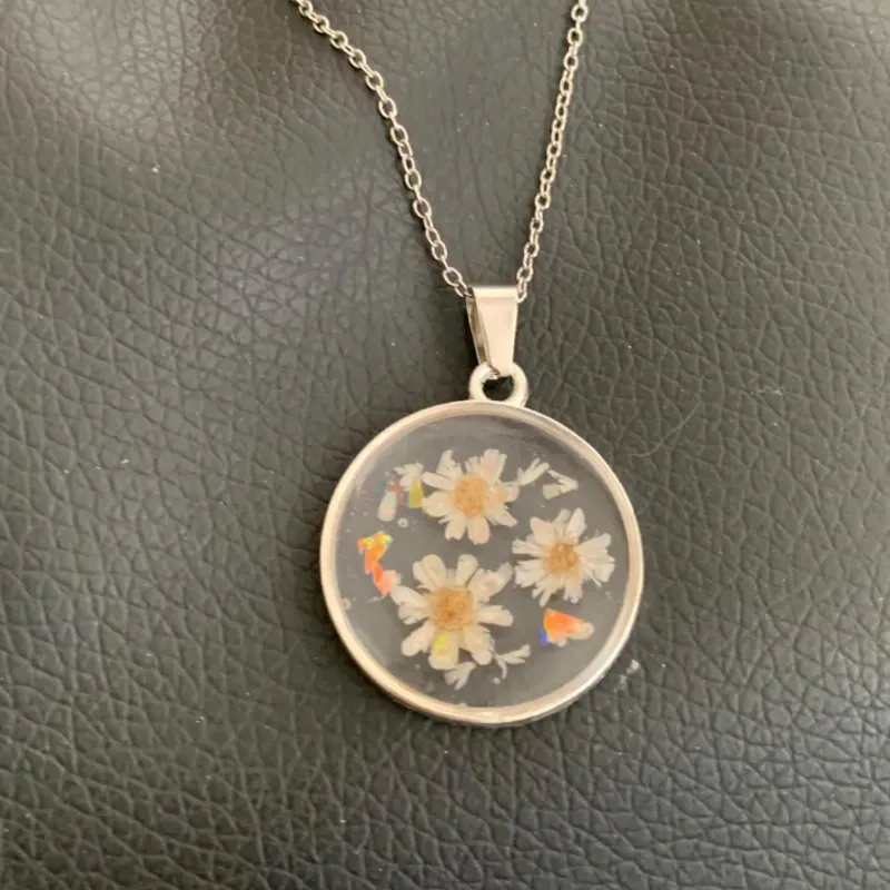 Collar de acero con dije de naturaleza muerta